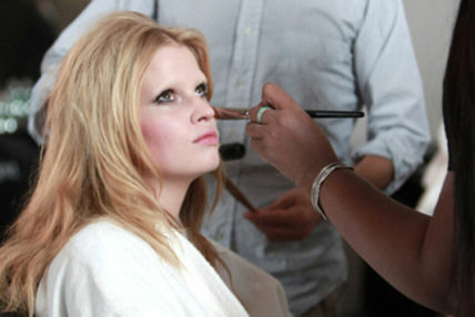 Backstage med Lara Stone för Louis Vuitton