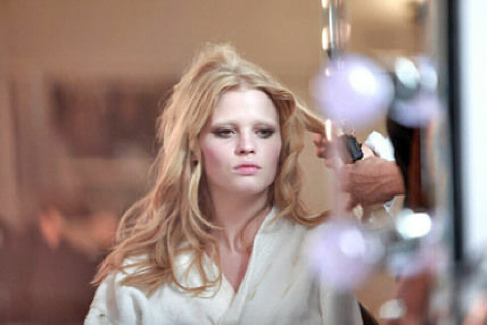 Backstage med Lara Stone för Louis Vuitton