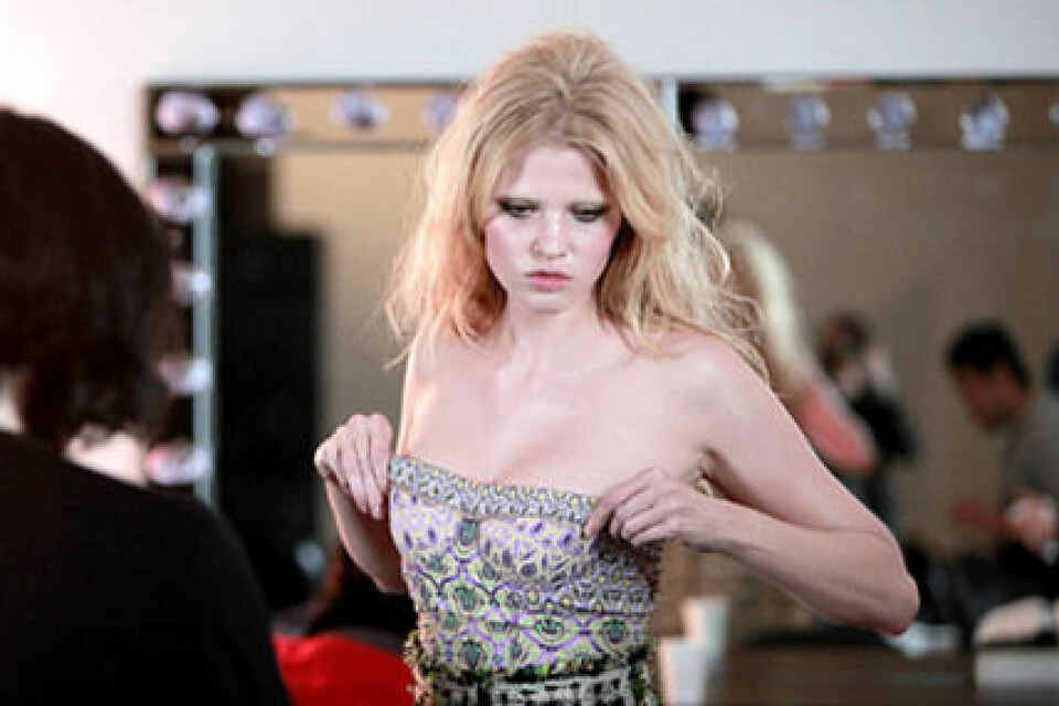 Backstage med Lara Stone för Louis Vuitton