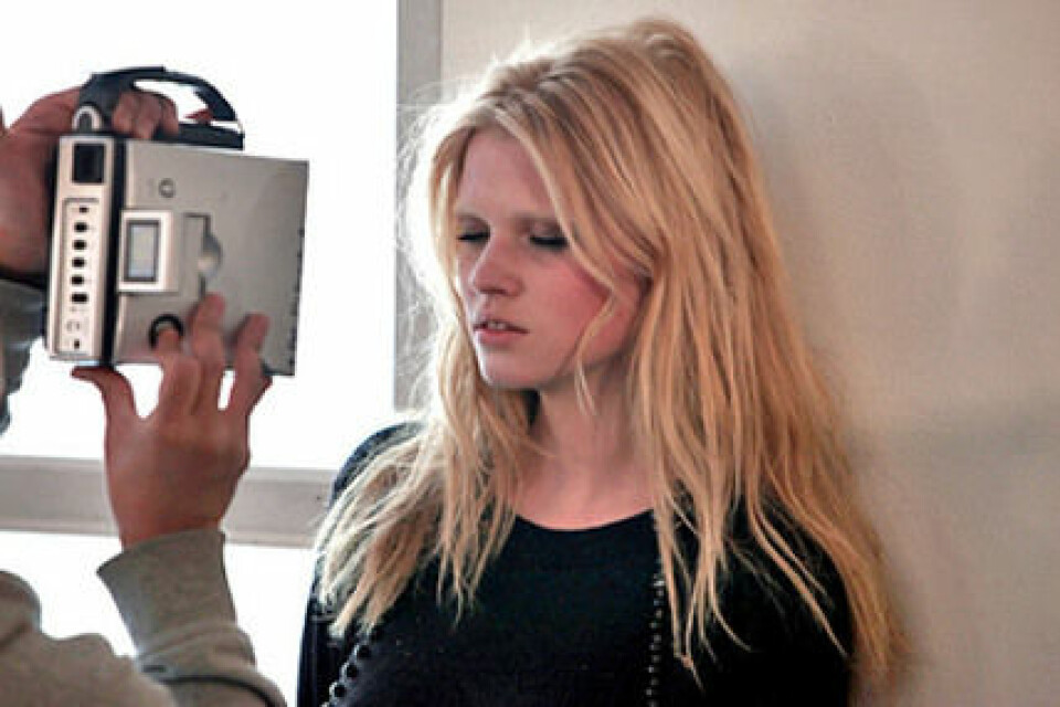 Backstage med Lara Stone för Louis Vuitton