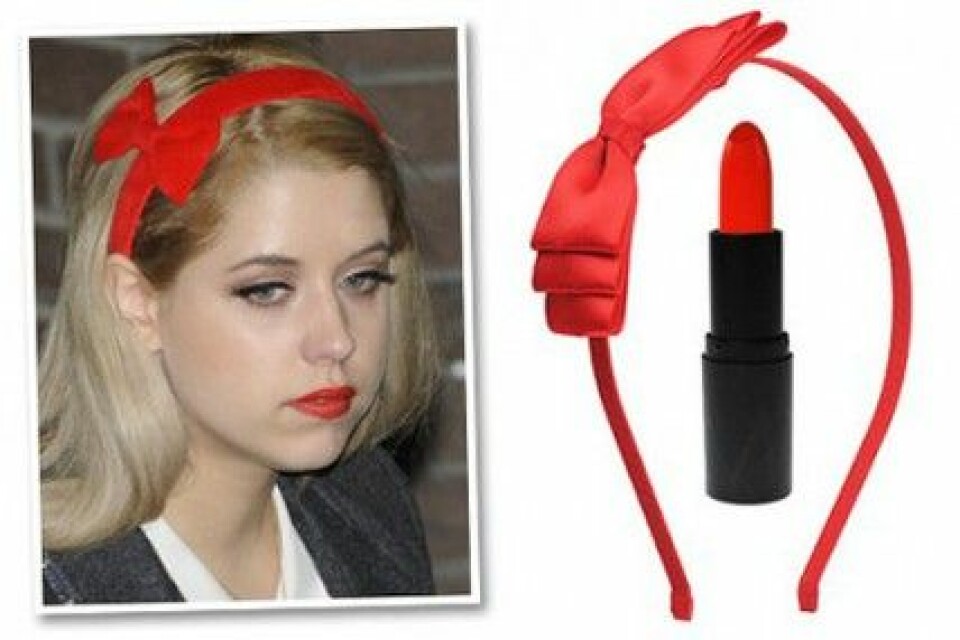 Peaches Geldof har matchande rött diadem och läppstift. Peaches Geldof har matchande rött diadem och läppstift.