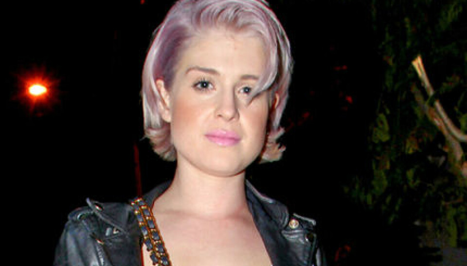 Kelly Osbourne har färgat håret lila. Kelly Osbourne har färgat håret lila.