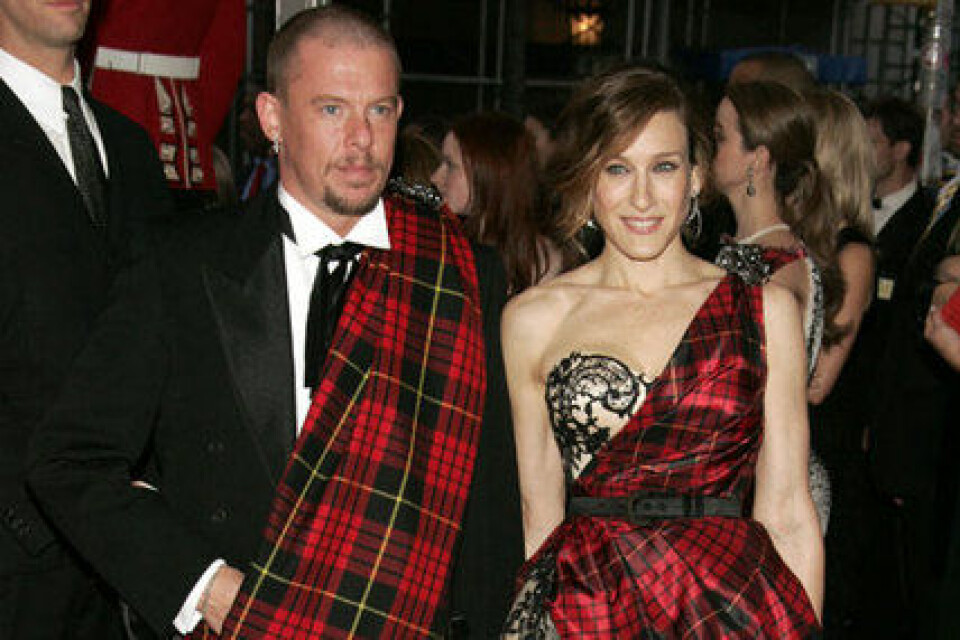 Lee Alexander McQueen har gått bort. Lee Alexander McQueen har gått bort.