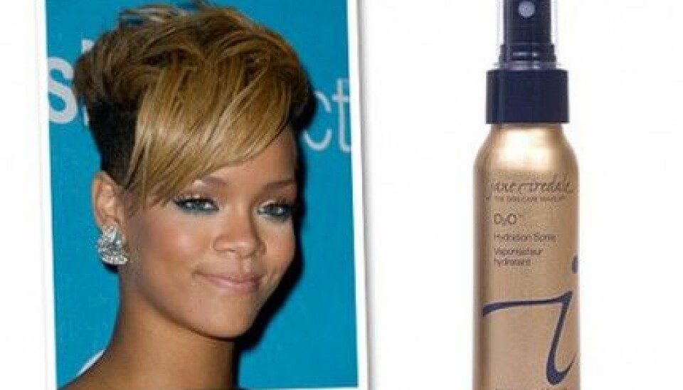 Rihanna sprayar ansiktet med Jane Iredale. Rihanna sprayar ansiktet med Jane Iredale.