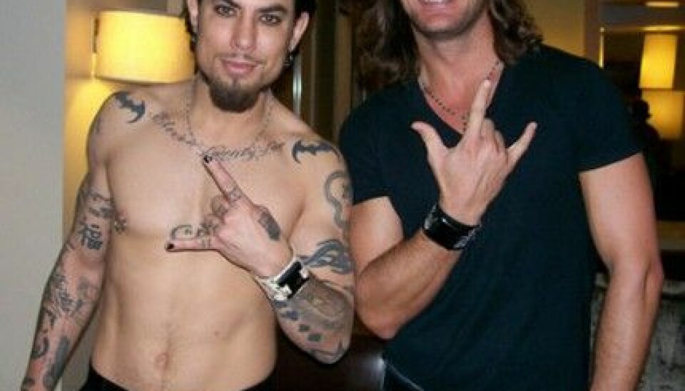 Dave Navarro och Lee Dahlberg med armband från Rock Bands. Dave Navarro och Lee Dahlberg med armband från Rock Bands.