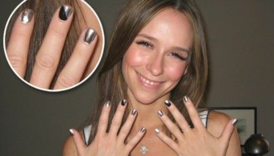 Jennifer Love Hewitt i Minx-naglar gjorda av Naja Rickette. Jennifer Love Hewitt i Minx-naglar gjorda av Naja Rickette.