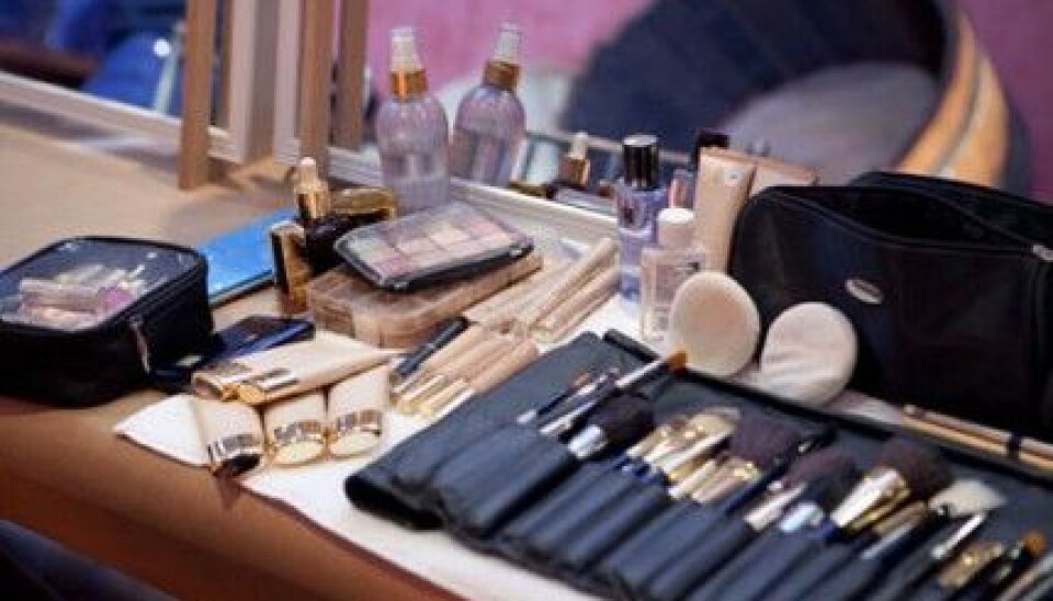 Sminkbord backstage hos Derek Lam med produkter från Estée Lauder. Sminkbord backstage hos Derek Lam med produkter från Estée Lauder.