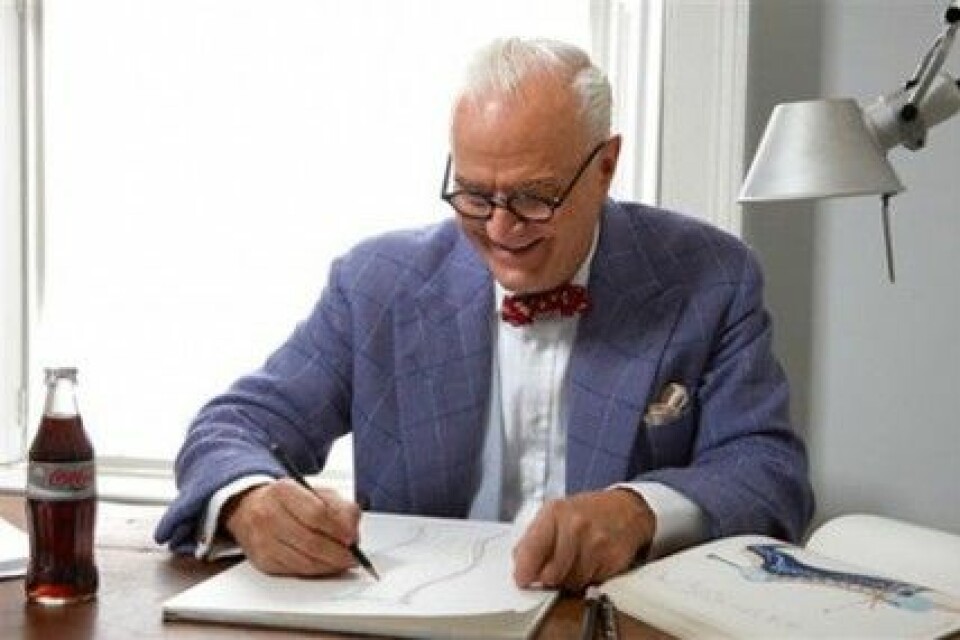 Manolo Blahnik skissar på flaskan för Coca-Cola light. Manolo Blahnik skissar på flaskan för Coca-Cola light.