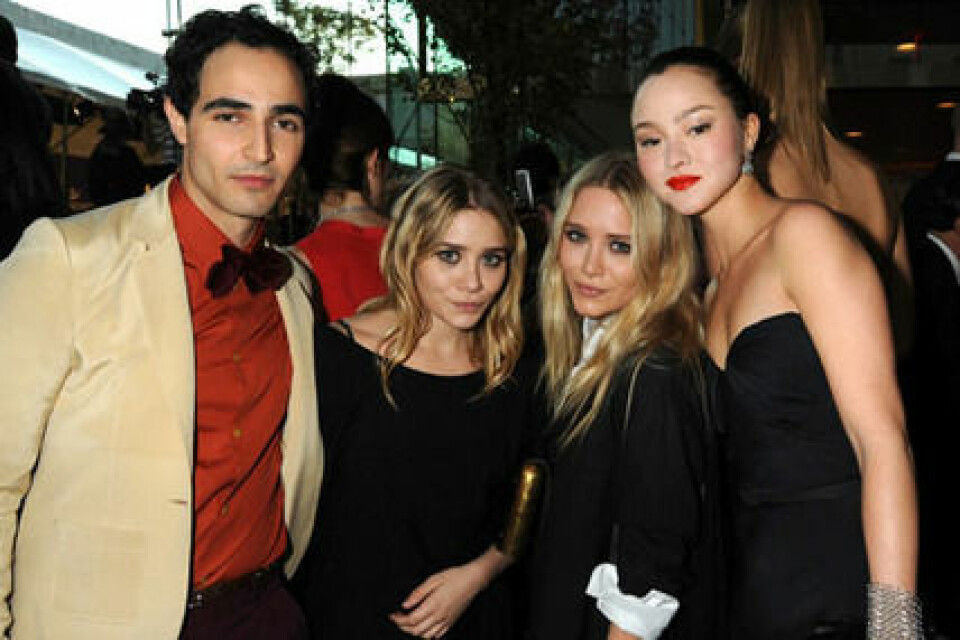 Zac Posen, tvillingarna Olsen och Devon Aoki på CDFA Fashion Awards. Zac Posen, tvillingarna Olsen och Devon Aoki på CDFA Fashion Awards.
