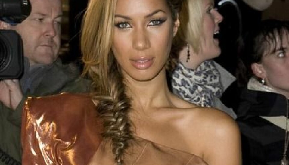 Leona Lewis är chic i fiskbensfläta. Leona Lewis är chic i fiskbensfläta.