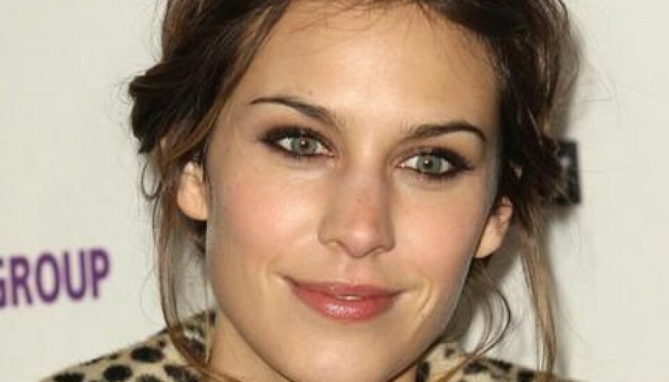 Stilikonen Alexa Chung passar i fläta. Stilikonen Alexa Chung passar i fläta.