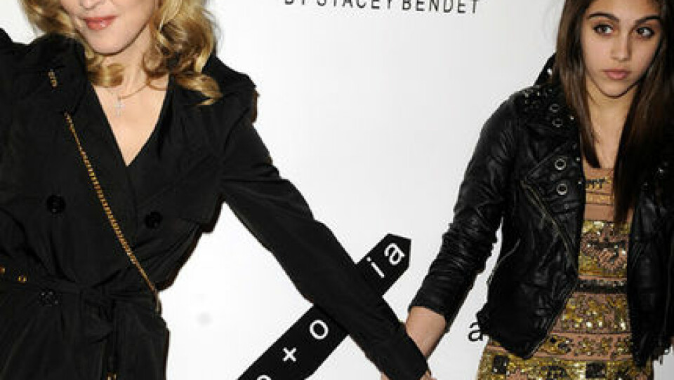 Bara axlar är rätt i sommar enligt Proenza Schouler, och Guy Laroche. Bara axlar är rätt i sommar enligt Proenza Schouler, och Guy Laroche.