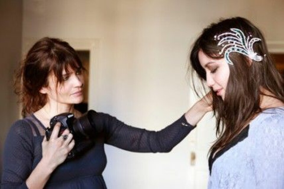 Helena Christensen ger Daisy Lowe lite instruktioner. Helena Christensen ger Daisy Lowe lite instruktioner.