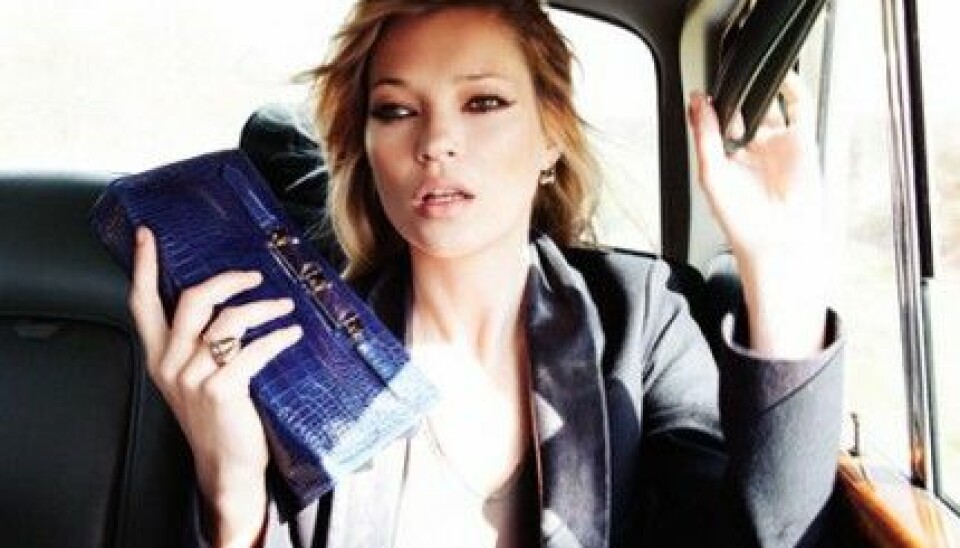Kate Moss med en safirblå väska från linjen Neo Precious för Longchamp. Kate Moss med en safirblå väska från linjen Neo Precious för Longchamp.