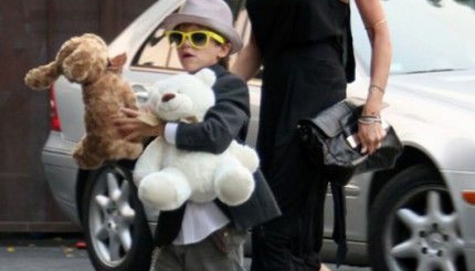 Romeo Beckham designar solglasögon