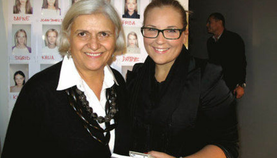 Hulda Andersson backstage med Max Maras designchef Laura Lusuardi. Hulda Andersson backstage med Max Maras designchef Laura Lusuardi.