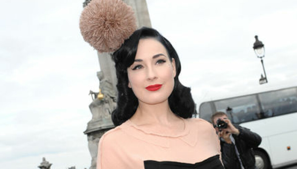 Dita von Teese utanför Sonia Rykiels visning i Paris. Dita von Teese utanför Sonia Rykiels visning i Paris.