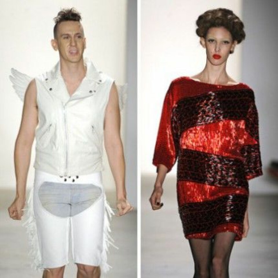 Jeremy Scott till vänster och en av hans kreationer från S/S 2011 till höger. Jeremy Scott till vänster och en av hans kreationer från S/S 2011 till höger.