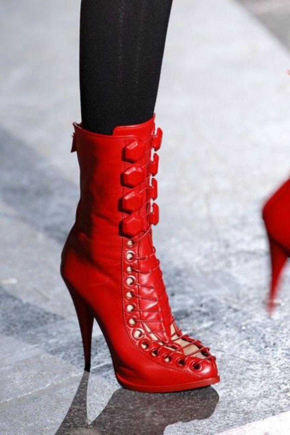 Röda skor hos Givenchy, A/W 2010. Röda skor hos Givenchy, A/W 2010.