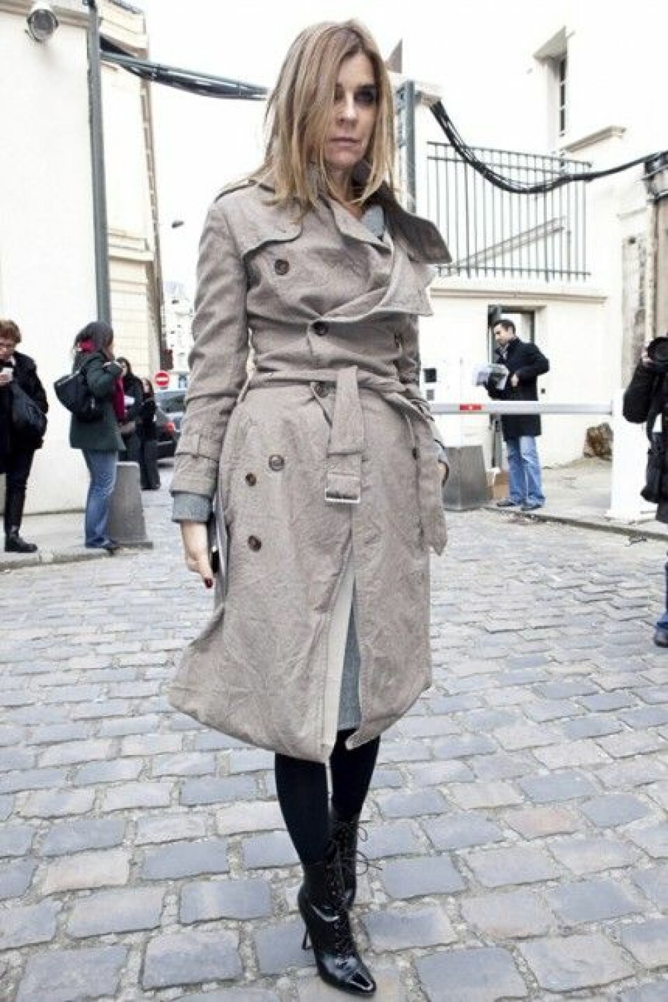 Carine Roitfeld i trenchcoat under Paris Fashion Week, A/W 2010. Carine Roitfeld i trenchcoat under Paris Fashion Week, A/W 2010.