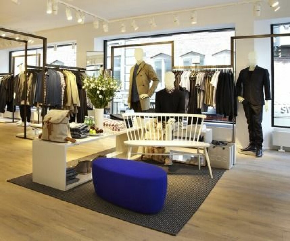COS butik på Biblioteksgatan 3 i Stockholm. COS butik på Biblioteksgatan 3 i Stockholm.