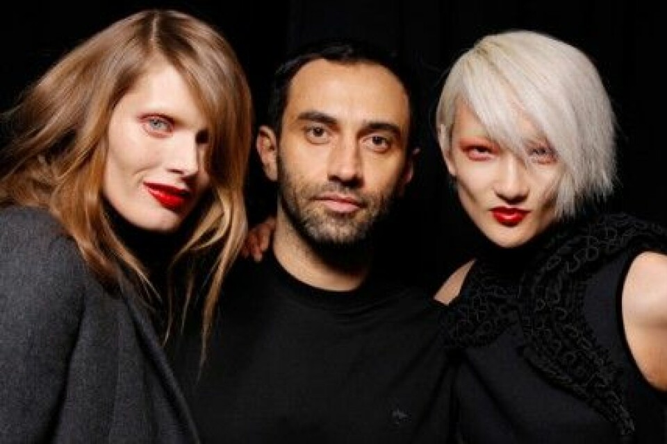 Riccardo Tisci med två av modellerna för Givenchy, A/W 2010. Riccardo Tisci med två av modellerna för Givenchy, A/W 2010.
