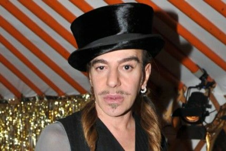 John Galliano ber om ursäkt för sitt uppförande. John Galliano ber om ursäkt för sitt uppförande.