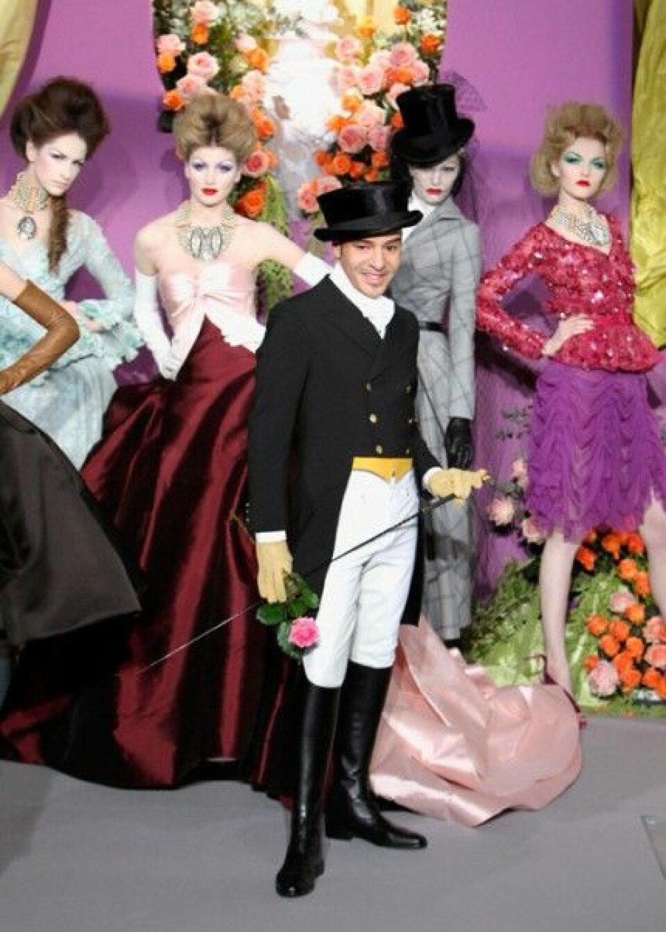 John Galliano på Diors couture-visning i Paris, S/S 2010. John Galliano på Diors couture-visning i Paris, S/S 2010.