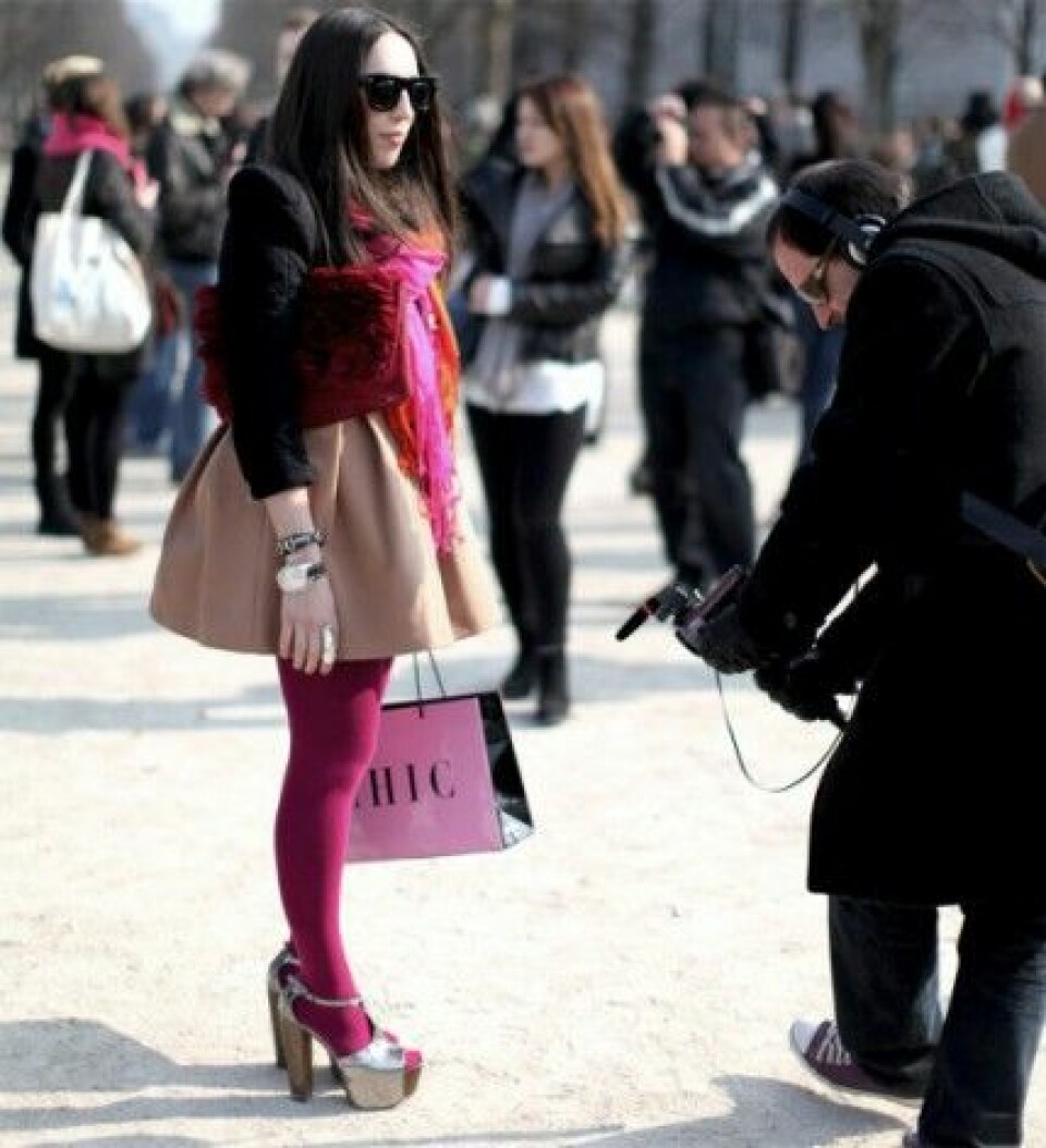 Sania Claus blir fotograferad av en streetstylefotograf i Paris. Sania Claus blir fotograferad av en streetstylefotograf i Paris.