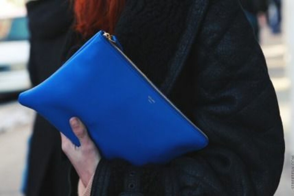 Blå clutch från Céline. Foto: STREETFSN Blå clutch från Céline. Foto: STREETFSN