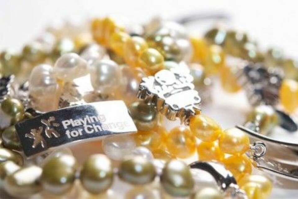 Frogpearl gör armband för Playing for Change. Frogpearl gör armband för Playing for Change.