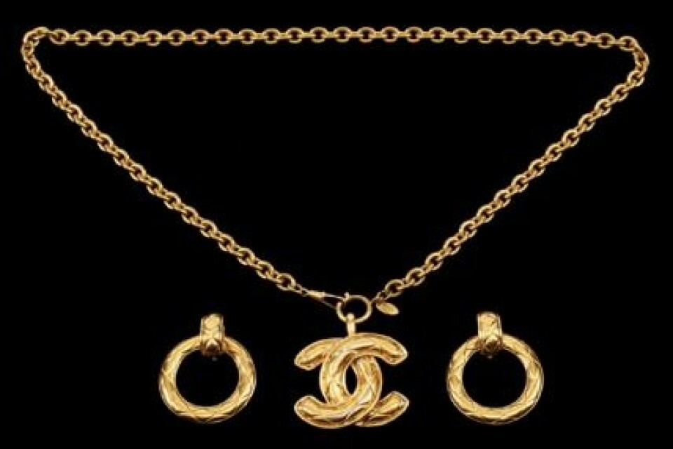 302. CHANEL, halsband samt clips. Utropspris: 3000 - 3500 kr. 302. CHANEL, halsband samt clips. Utropspris: 3000 - 3500 kr.
