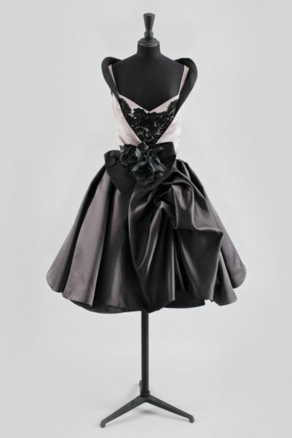 295. LARS WALLIN, cocktailklänning. Utropspris: 35 000 - 40 000 kr. 295. LARS WALLIN, cocktailklänning. Utropspris: 35 000 - 40 000 kr.