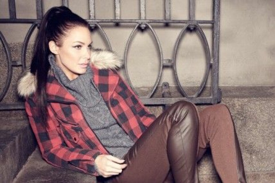 Tyra Sjöstedt är chic i skinn och stickat. Foto: Mathias Sparreskog Tyra Sjöstedt är chic i skinn och stickat. Foto: Mathias Sparreskog