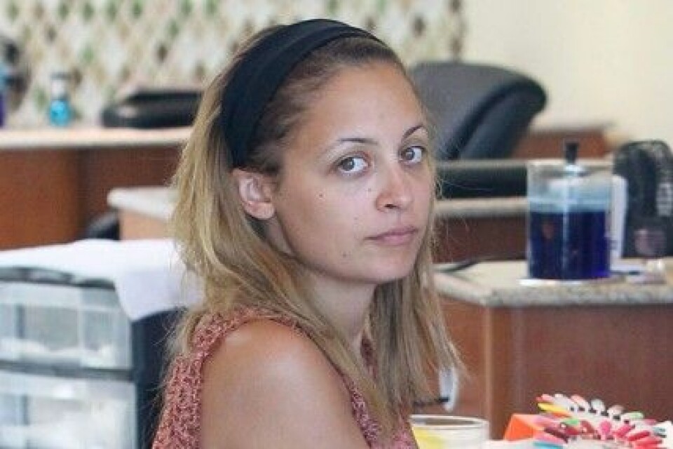 Nicole Richie är ofta osminkad privat. Här på nagelsalong. Nicole Richie är ofta osminkad privat. Här på nagelsalong.