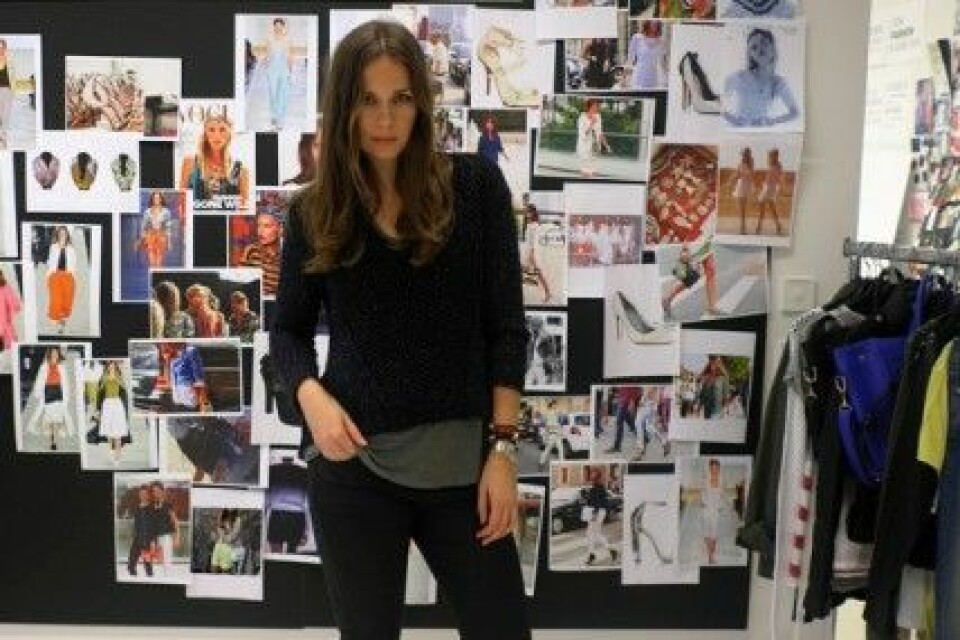 Caroline Blomst stylar T-shirts för Gina Tricot