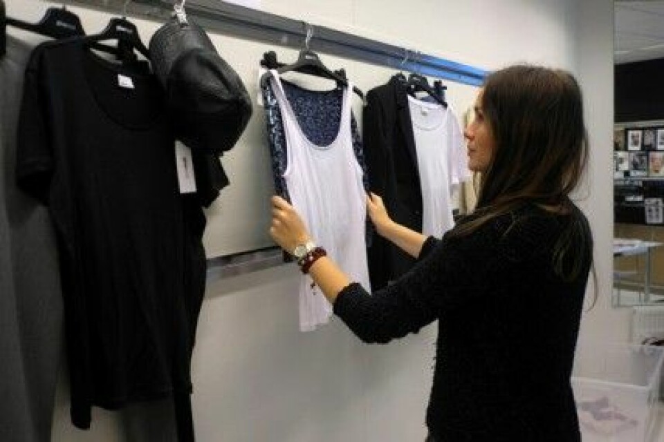 Caroline Blomst stylar T-shirts för Gina Tricot