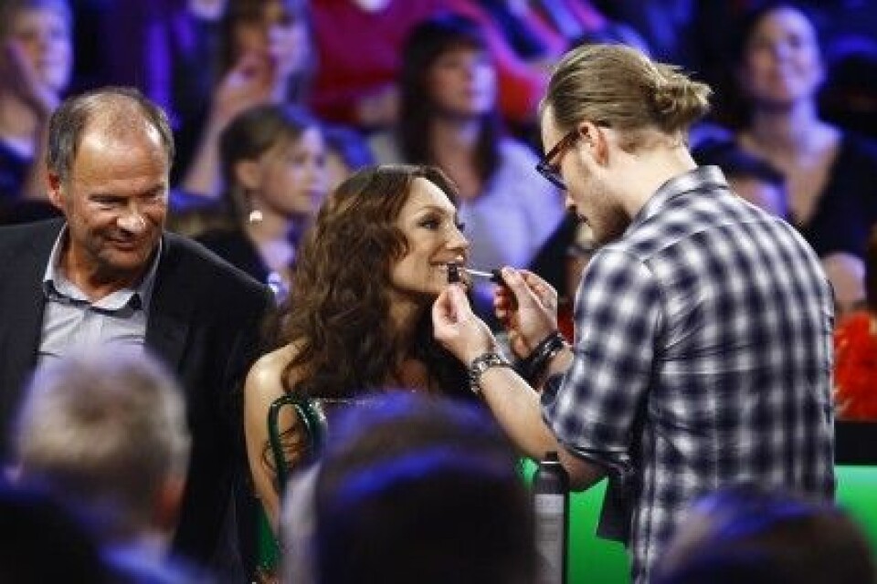 Mattias Stafsing bättrar på Charlotte Perrellis läppglans. Mattias Stafsing bättrar på Charlotte Perrellis läppglans.