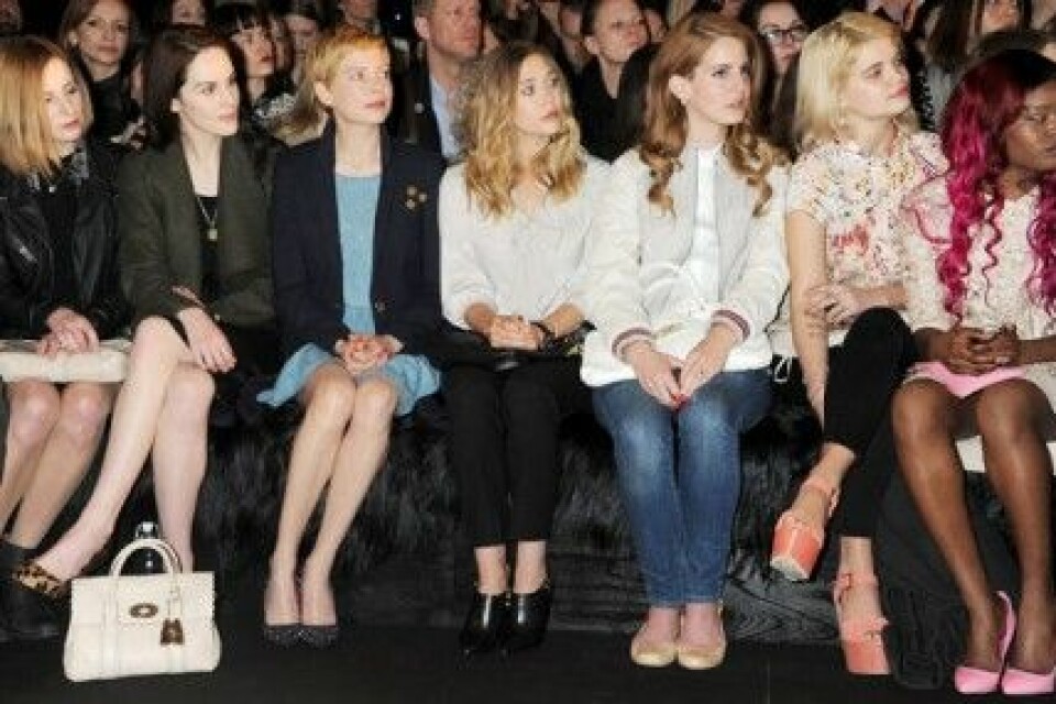 Kändisarna Front Row på Mulberrys visning. Kändisarna Front Row på Mulberrys visning.