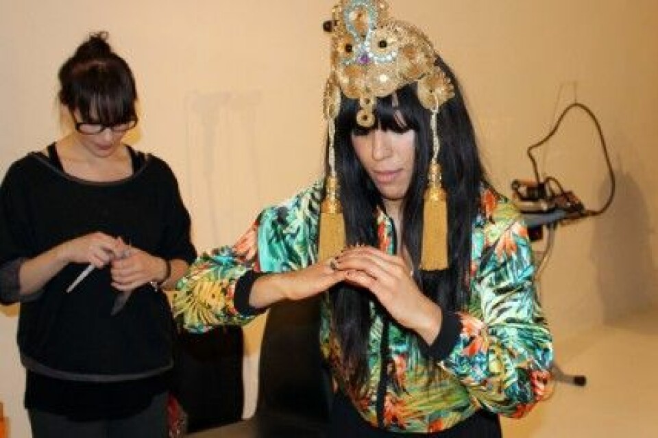 Loreen provar kläder och accessoarer inför plåtningen med Baaam. Loreen provar kläder och accessoarer inför plåtningen med Baaam.