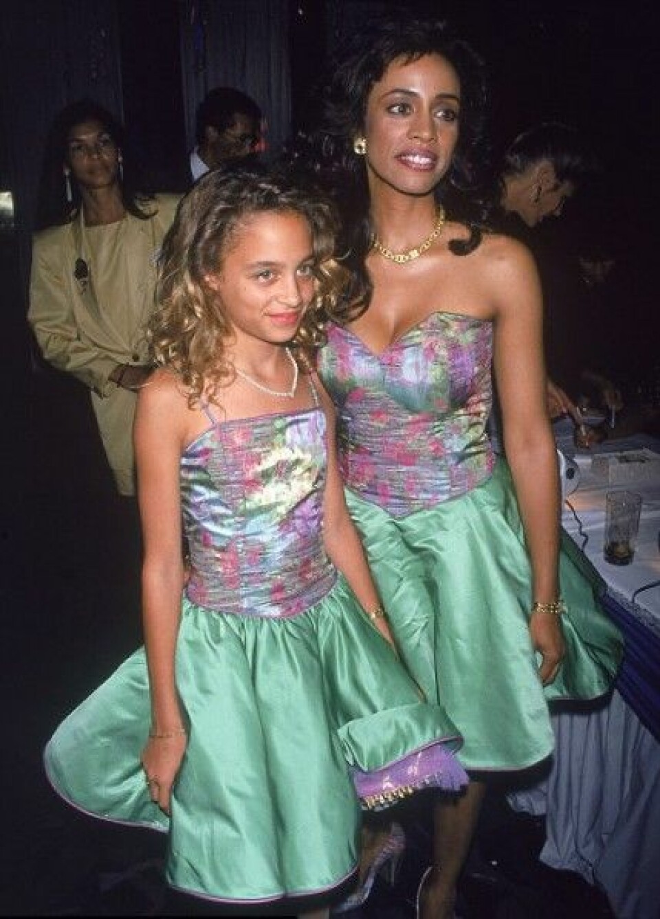 Nicole Richie och mamma Brenda Harvey i matchande outfits 1992. Nicole Richie och mamma Brenda Harvey i matchande outfits 1992.