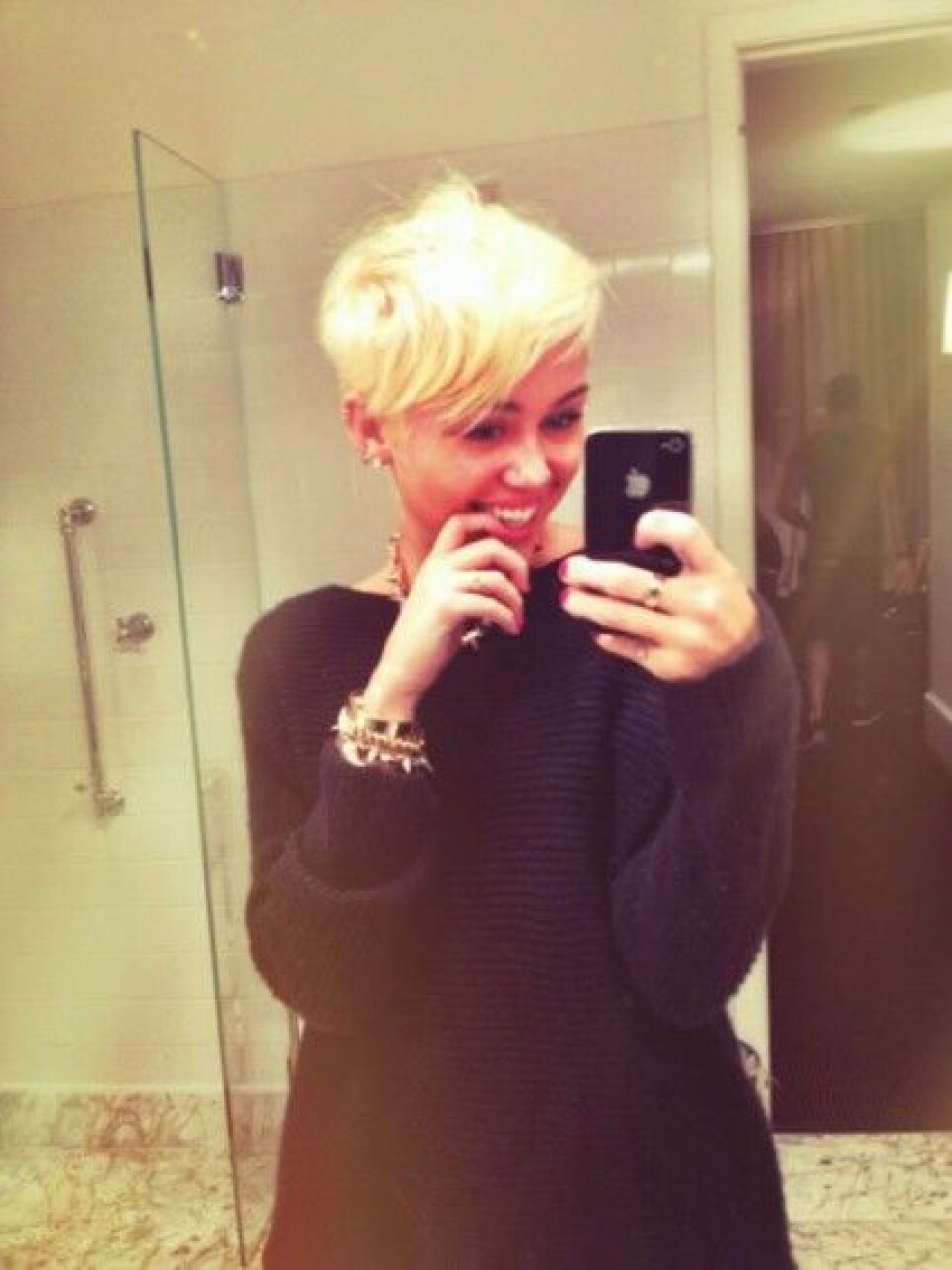 Miley Cyrus är nöjd och glad med sin nya korta frisyr. Miley Cyrus är nöjd och glad med sin nya korta frisyr.