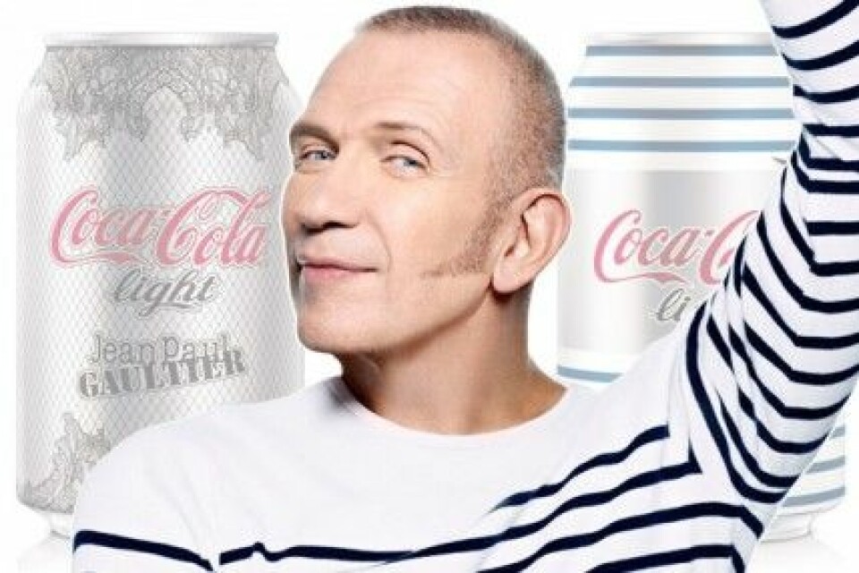 Coca-Cola light by Jean Paul Gaultier finns nu i en butik nära dig. Coca-Cola light by Jean Paul Gaultier finns nu i en butik nära dig.