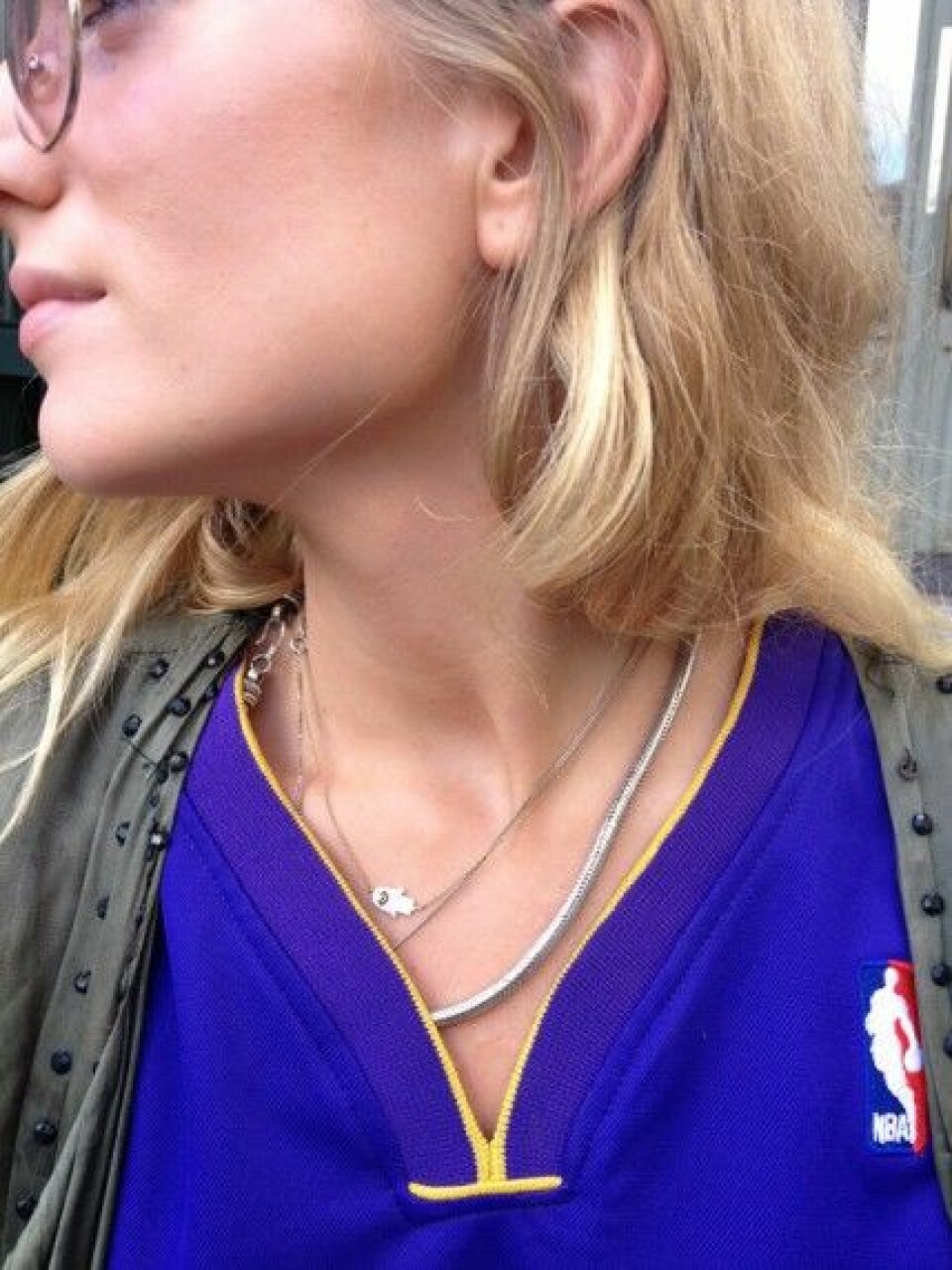Närbild på Linns halsband. Närbild på Linns halsband.