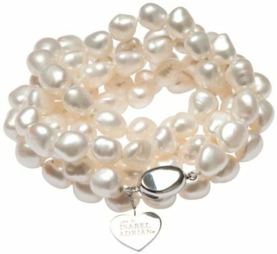 Isabel Adrians armband/halsband för Frogpearl kostar 1 700 kr. Isabel Adrians armband/halsband för Frogpearl kostar 1 700 kr.