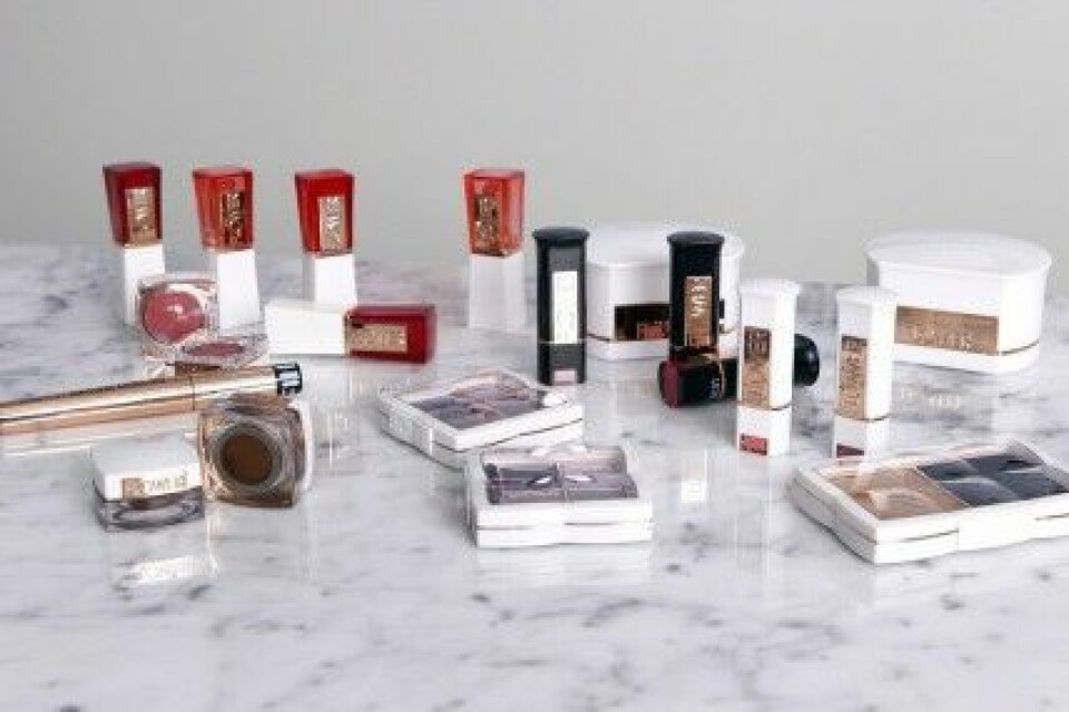 Drew Barrymore har lanserat ett eget sminkmärke kallat Flower Beauty. Drew Barrymore har lanserat ett eget sminkmärke kallat Flower Beauty.