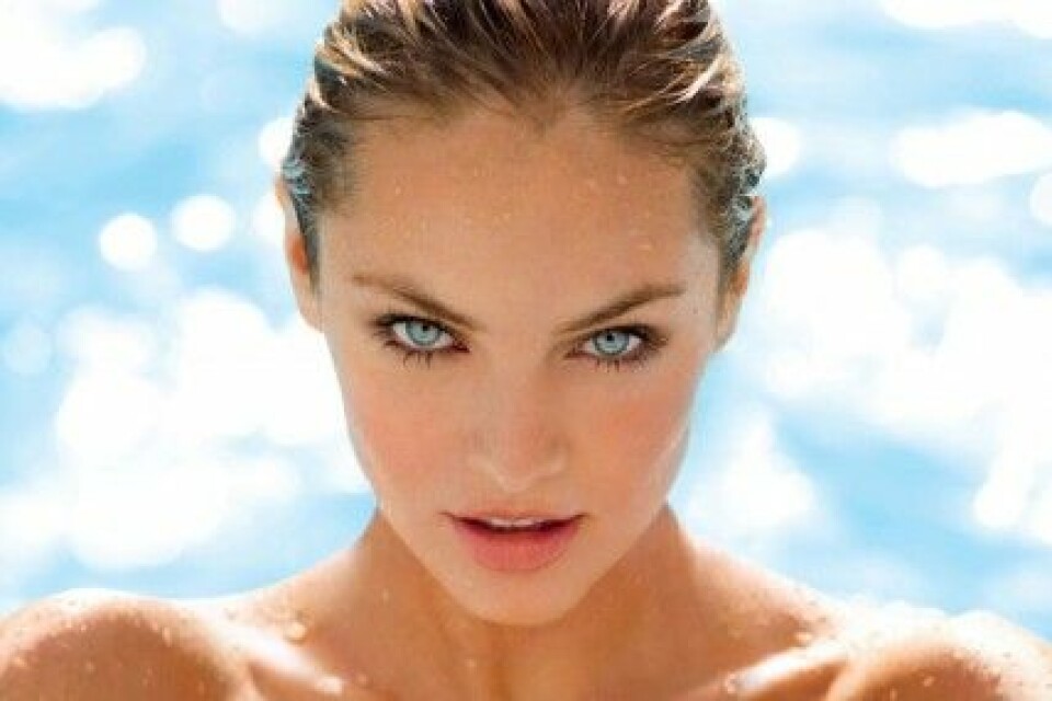 Candice Swanepoel är på omslaget av Victoria’s Secrets baddräktskatalog. Candice Swanepoel är på omslaget av Victoria’s Secrets baddräktskatalog.