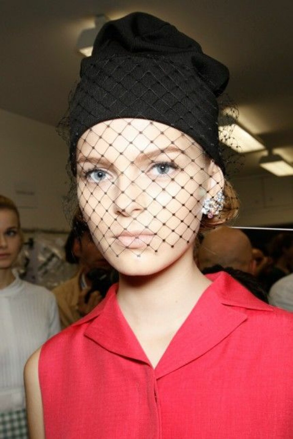 En av Jil Sanders modeller backstage efter visningen. En av Jil Sanders modeller backstage efter visningen.