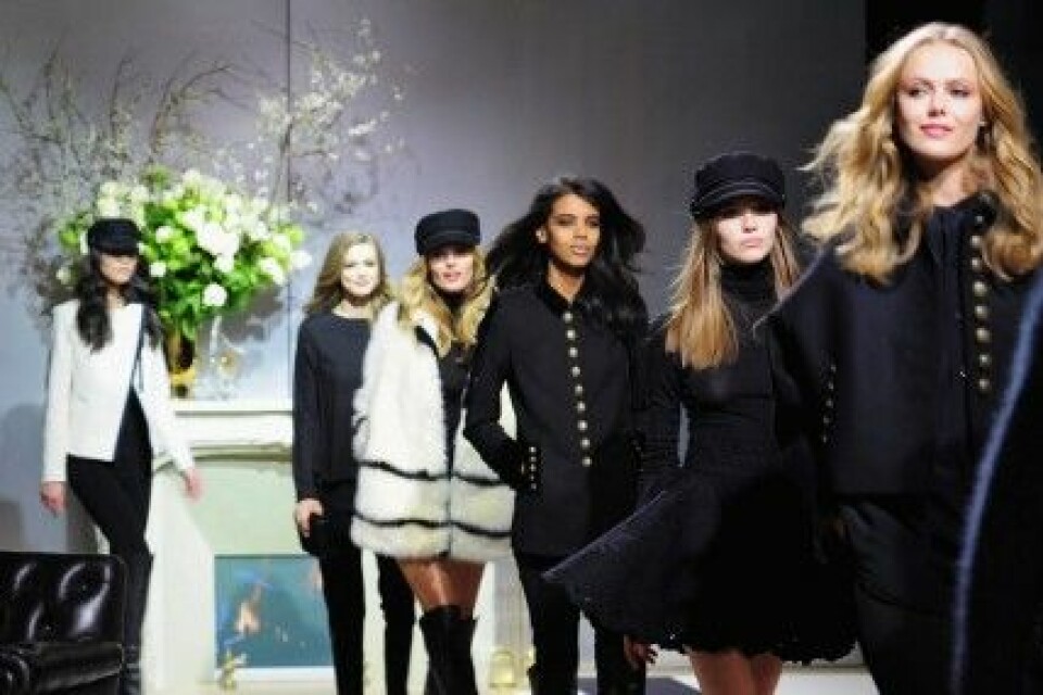 Frida Gustavsson längst fram i bild på H&M:s visning på Paris Fashion Week. Frida Gustavsson längst fram i bild på H&M:s visning på Paris Fashion Week.