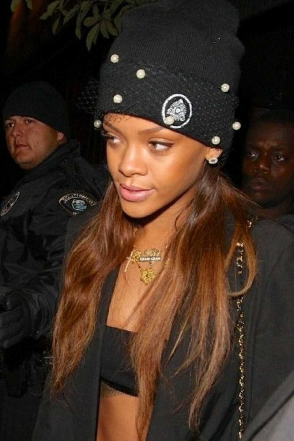 Rihanna i en mössa med flor från Silver Spoon Attire. Rihanna i en mössa med flor från Silver Spoon Attire.